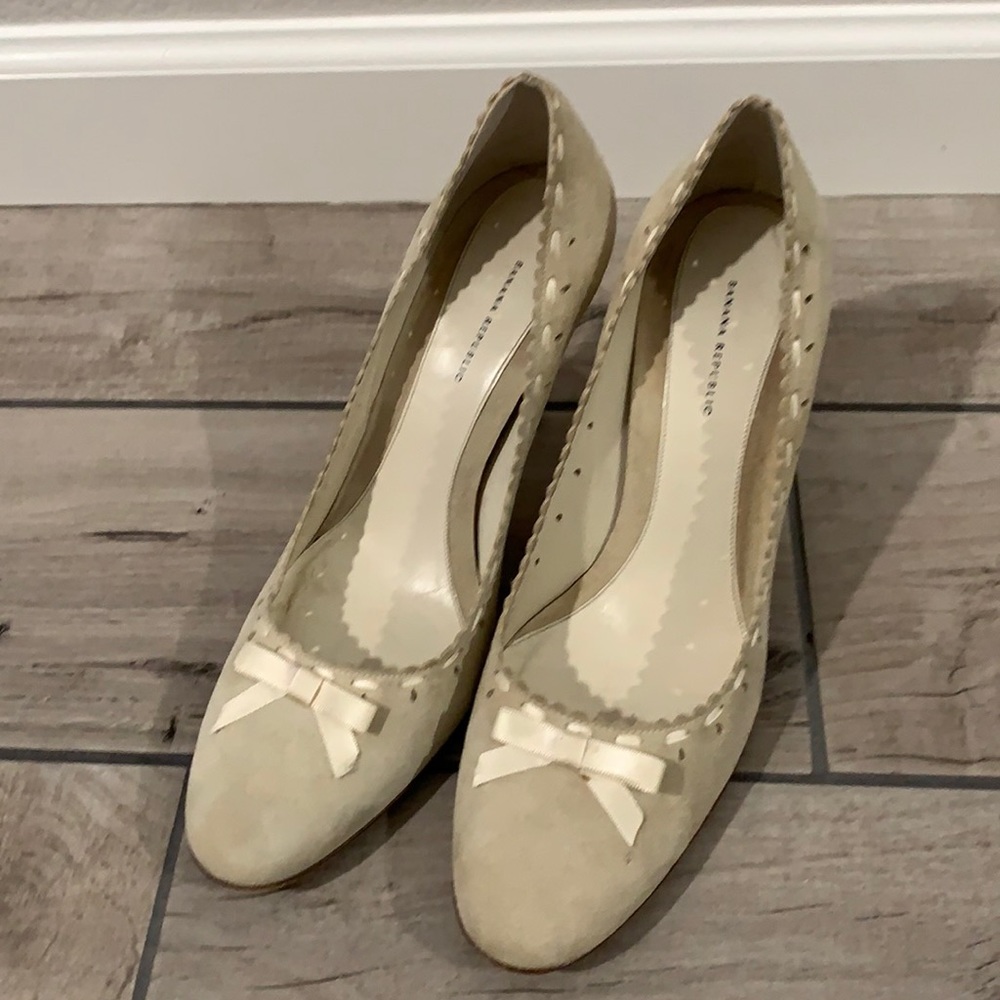 Banana republic 7.5 cream color shoes